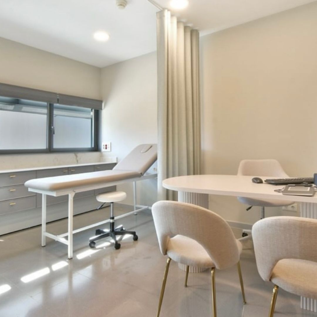 Consulta de IRC en el Hospital Universitari Dexeus, con mesa de valoración y camilla